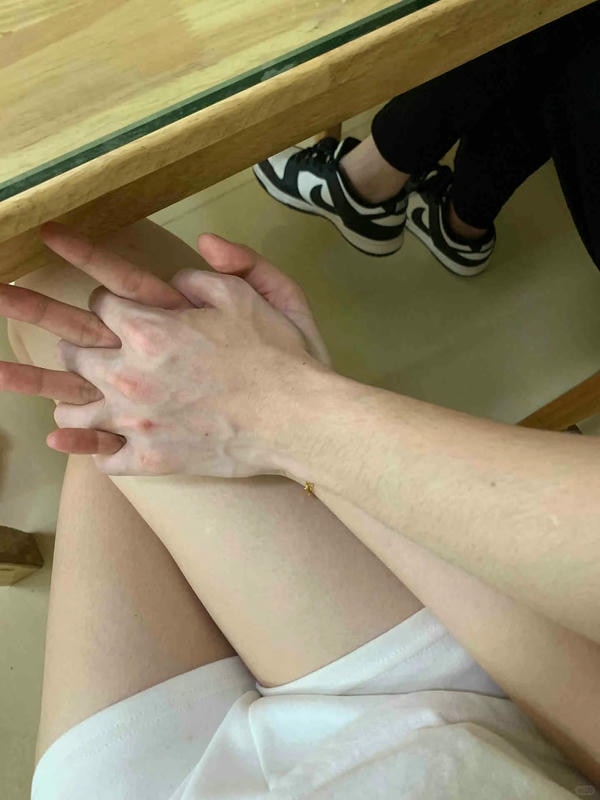 ảnh nắm tay nhau thật 28