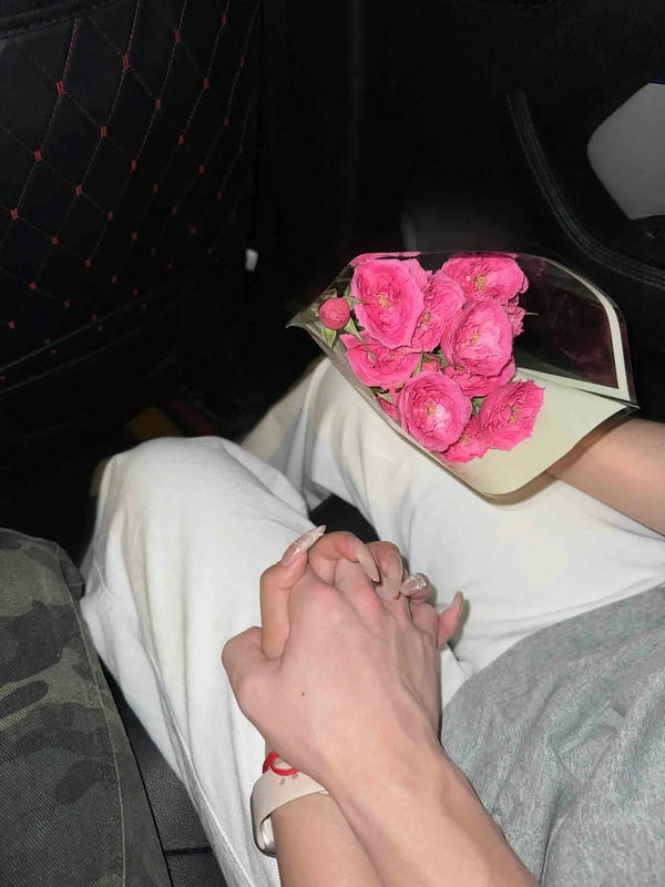 ảnh nắm tay nhau thật 32