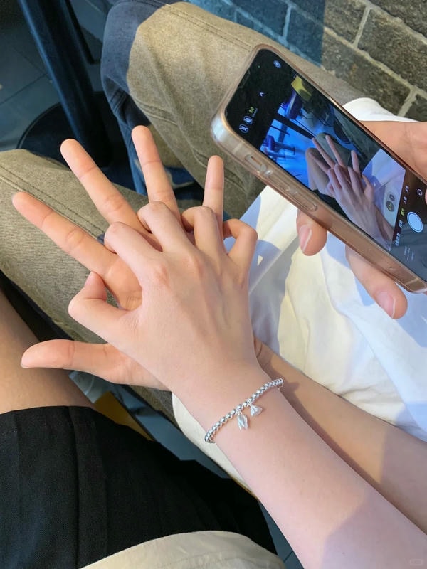 ảnh nắm tay nhau thật 34