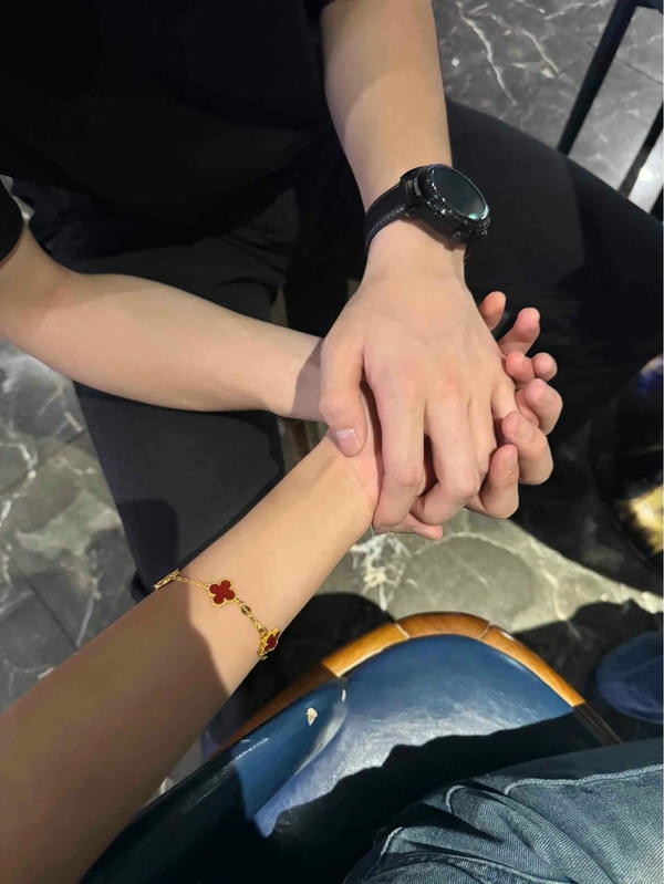 ảnh nắm tay nhau thật 37