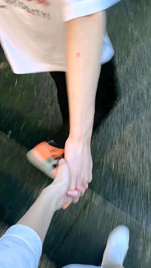 ảnh nắm tay nhau thật 6