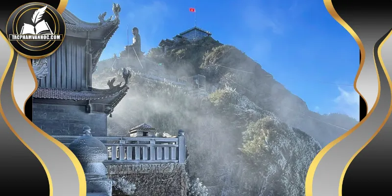 Anh thanh niên kiểm tra thiết bị quan trắc trên đỉnh núi Sa Pa