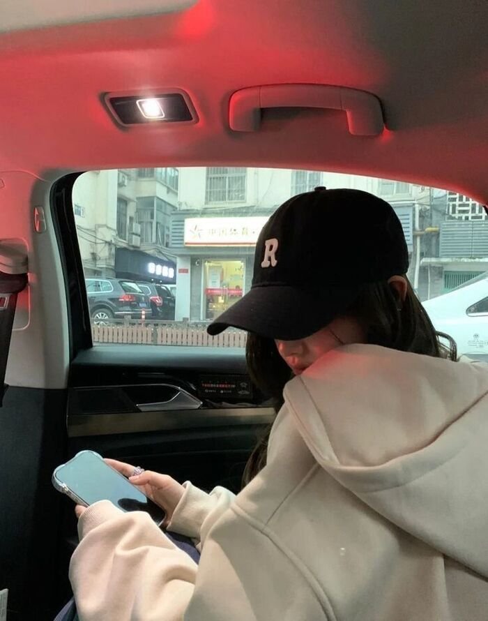 Attractive Instagram Hidden Face DP for Girls 4