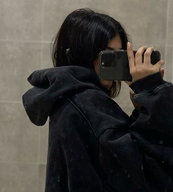 Attractive Instagram Hidden Face DP for Girls 5