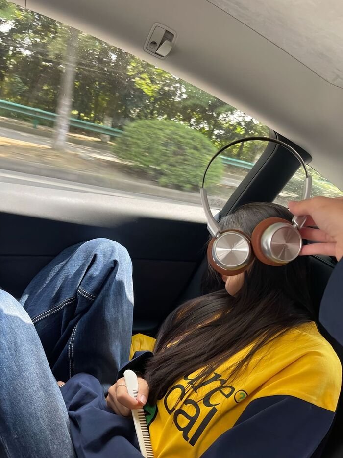 Attractive Instagram Hidden Face DP for Girls 8