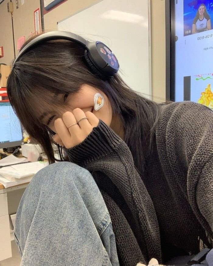 Attractive Instagram Hidden Face DP for Girls 9