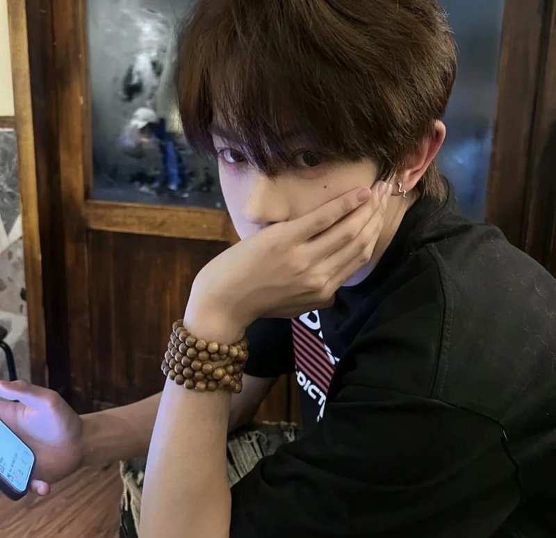 avatar ảnh trai đẹp che mặt 14