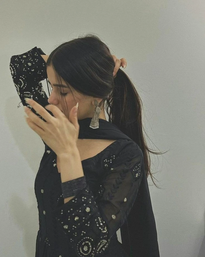 Attractive Instagram Hidden Face DP for Girls 31