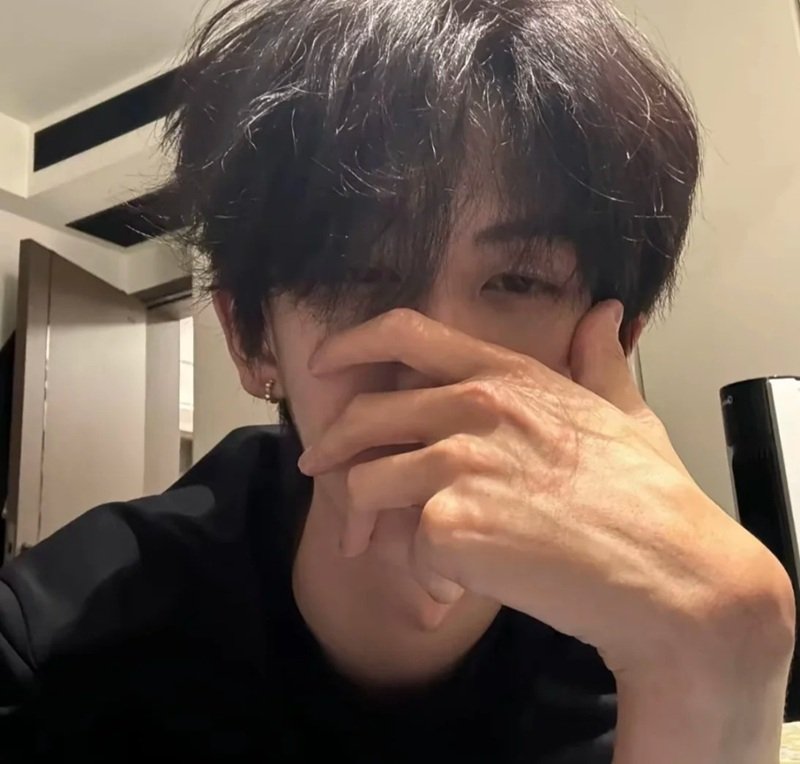 avatar ảnh trai đẹp che mặt 29