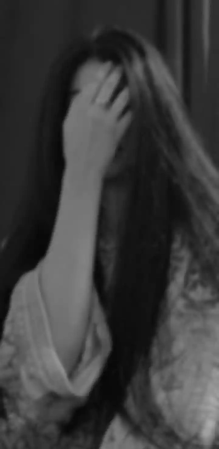 Attractive Instagram Hidden Face DP for Girls 33