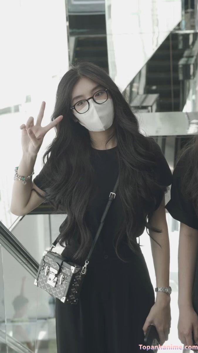 ảnh gái xinh tóc dài đeo kính che mặt 2