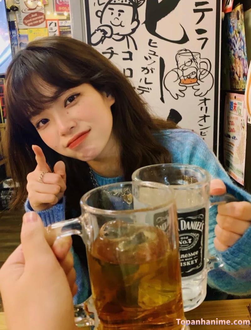 ảnh con gái uống bia 59