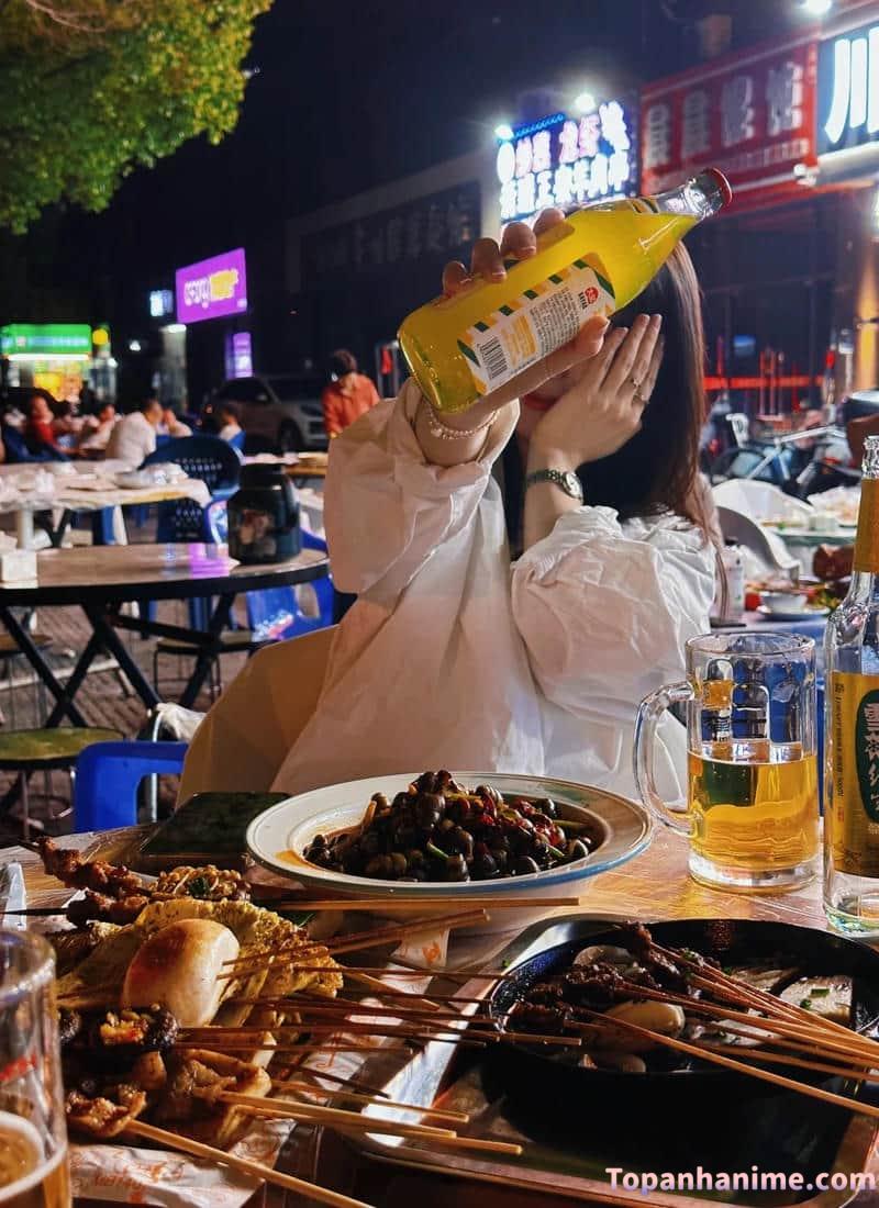 ảnh con gái uống bia 60