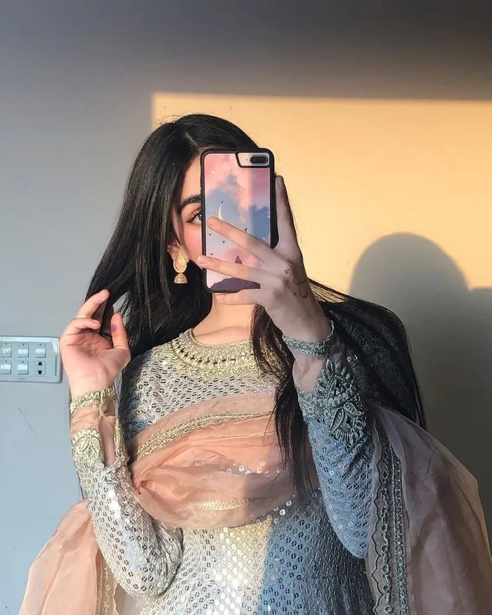 Attractive Instagram Hidden Face DP for Girls 39