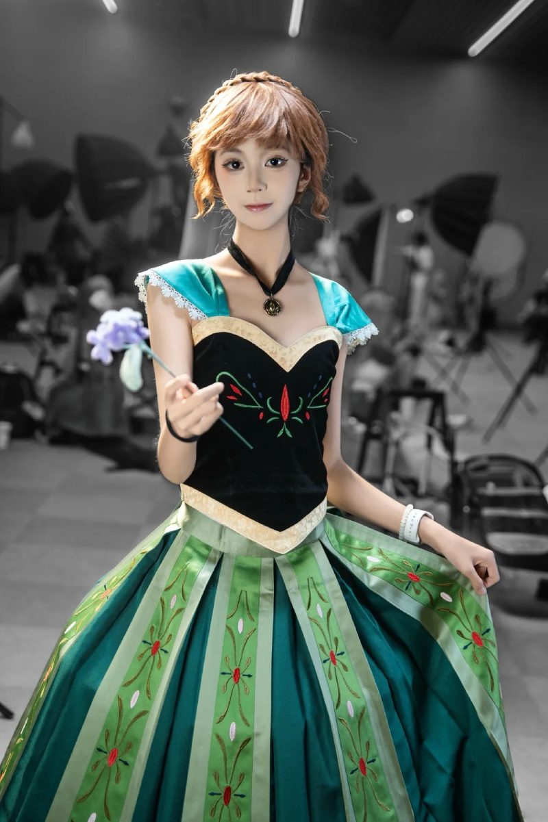 ảnh Elsa và Anna Cosplay 20