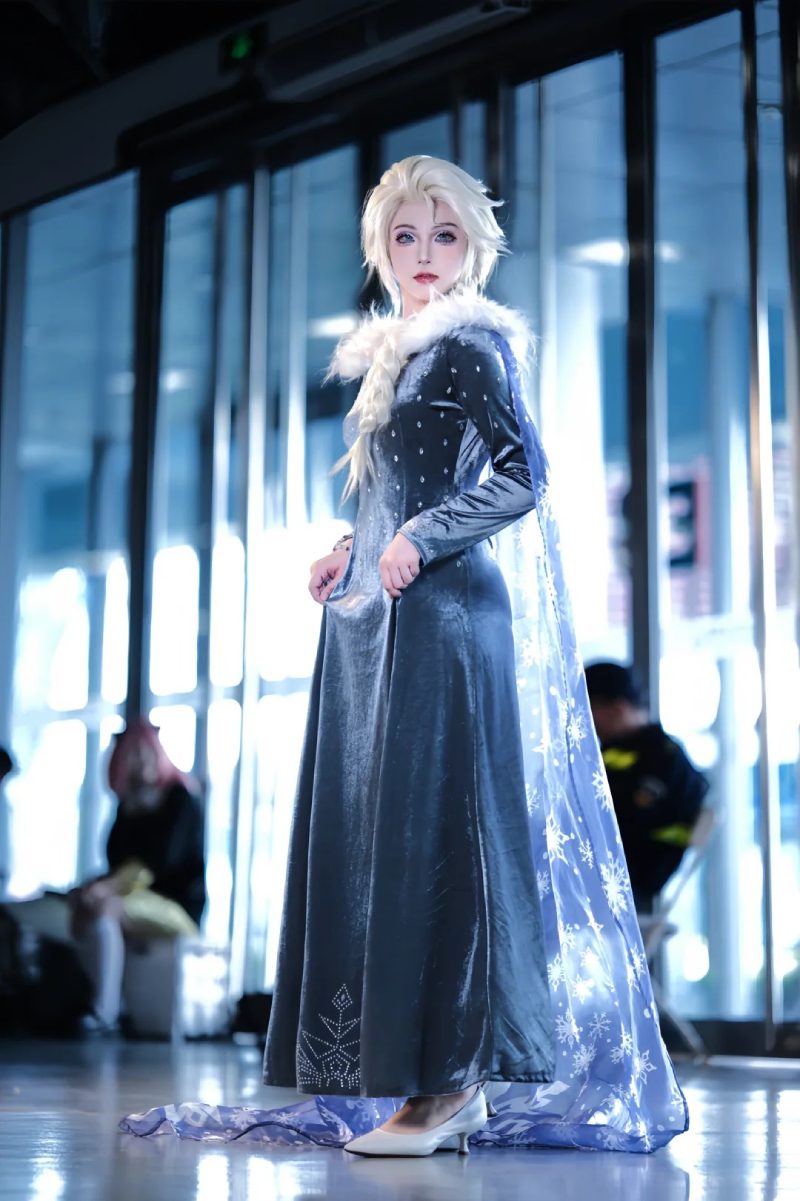 ảnh Elsa và Anna Cosplay 15