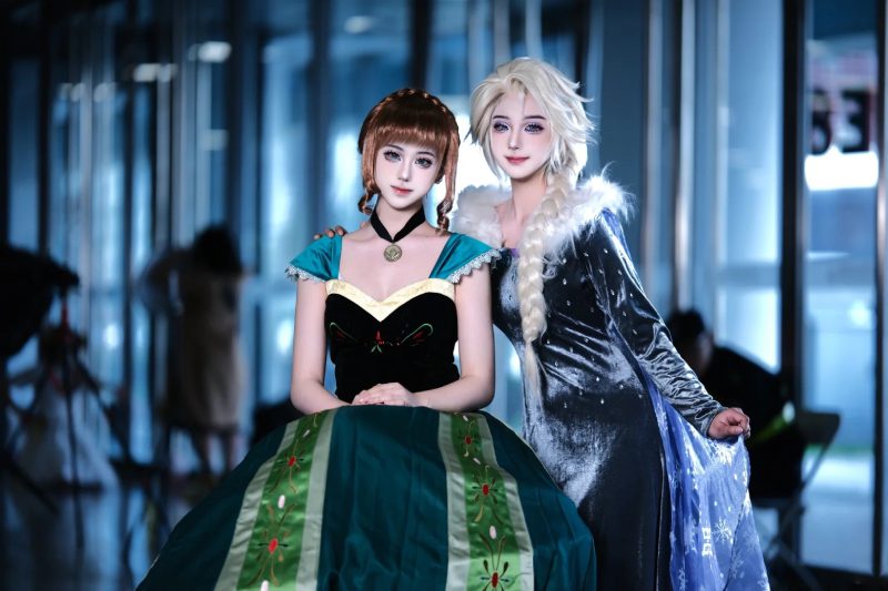 ảnh Elsa và Anna Cosplay 13