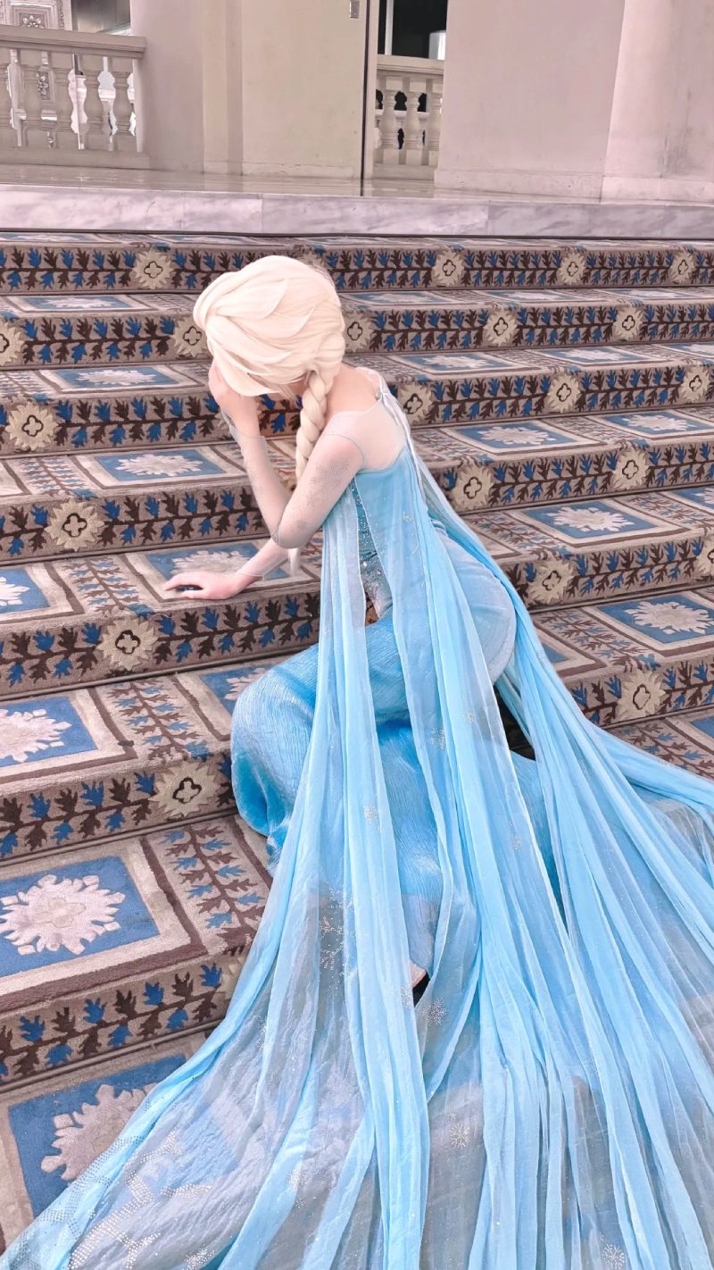 ảnh Elsa và Anna Cosplay 12