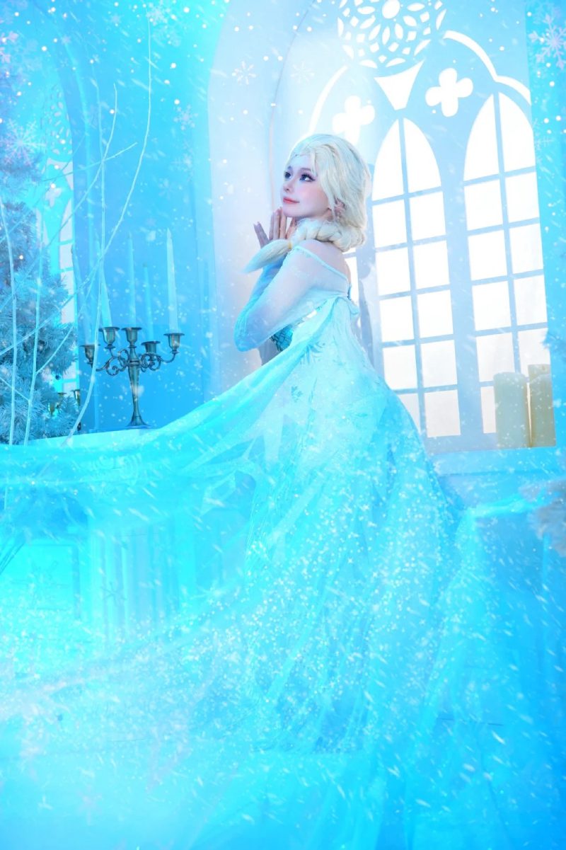 ảnh Elsa và Anna Cosplay 10