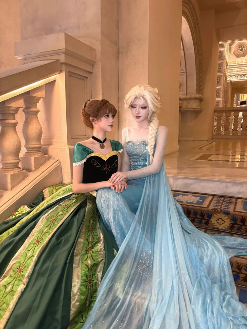 ảnh Elsa và Anna Cosplay 3