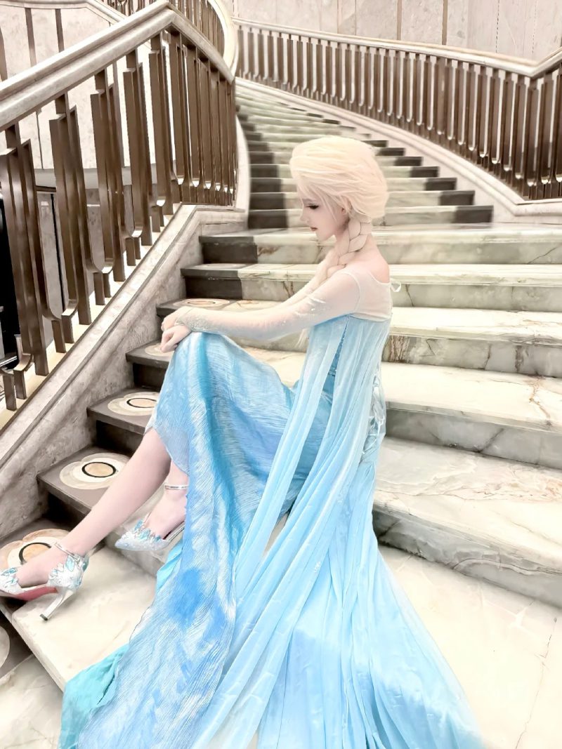 ảnh Elsa và Anna Cosplay 27