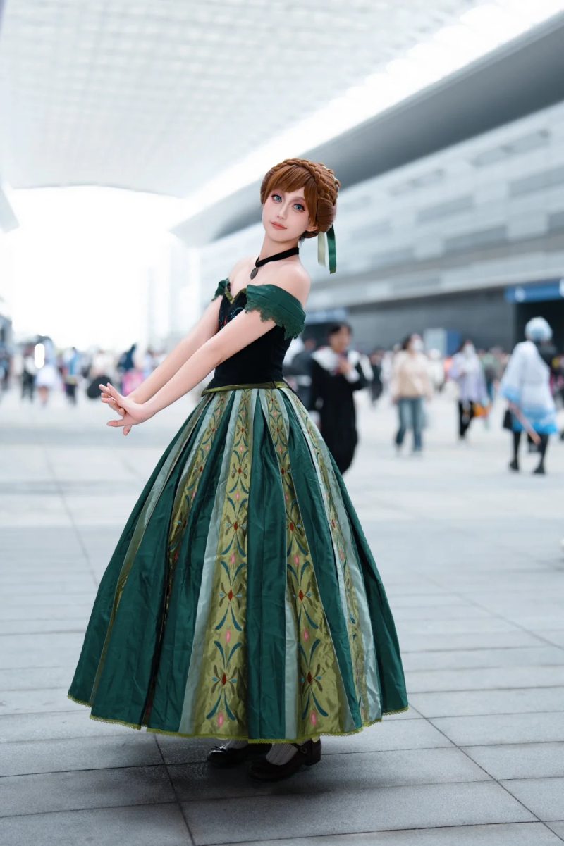 ảnh Elsa và Anna Cosplay 1
