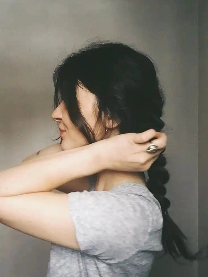 Attractive Instagram Hidden Face DP for Girls 41