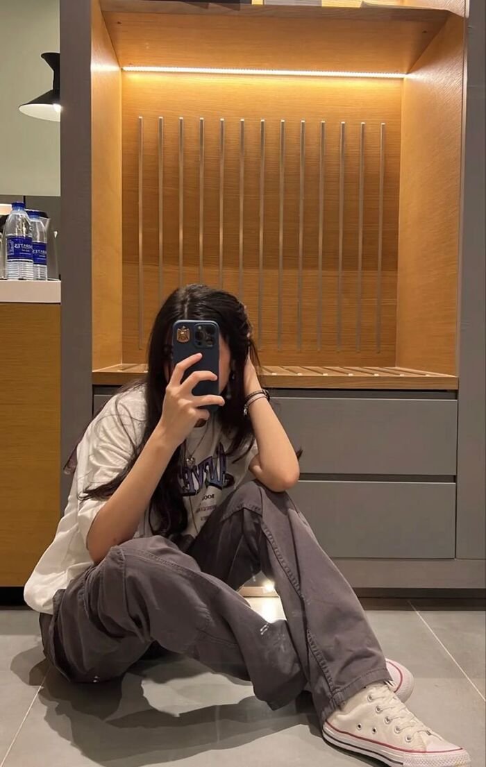 Attractive Instagram Hidden Face DP for Girls 17