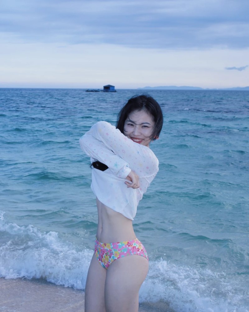 Gái xinh hở hang 33