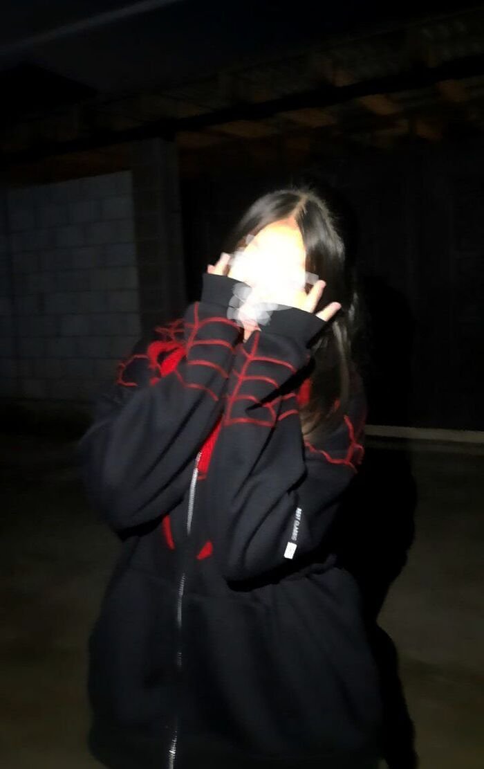 Attractive Instagram Hidden Face DP for Girls 20