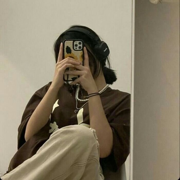 Attractive Instagram Hidden Face DP for Girls 21