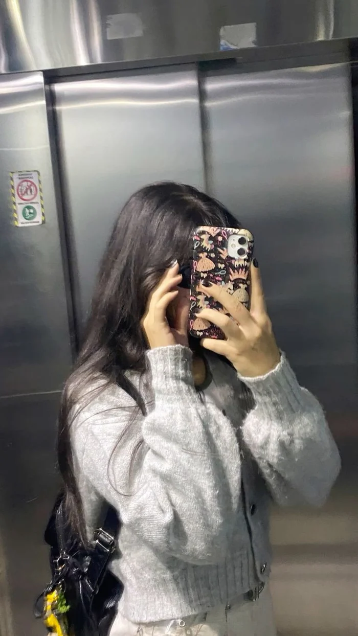 Attractive Instagram Hidden Face DP for Girls 43