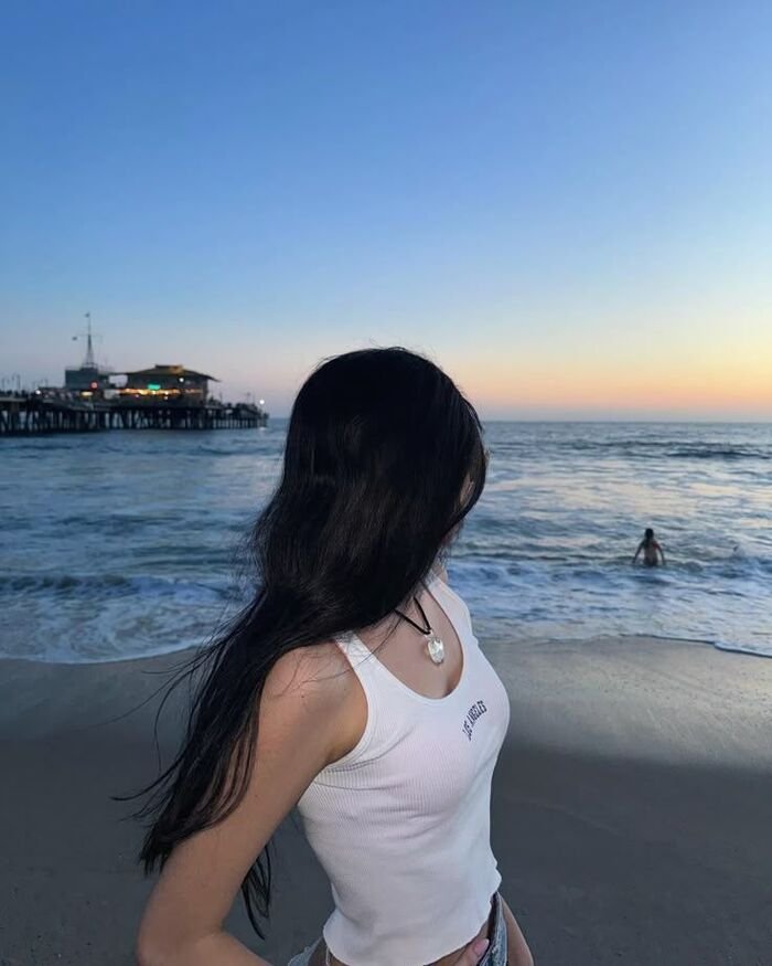 Attractive Instagram Hidden Face DP for Girls 29