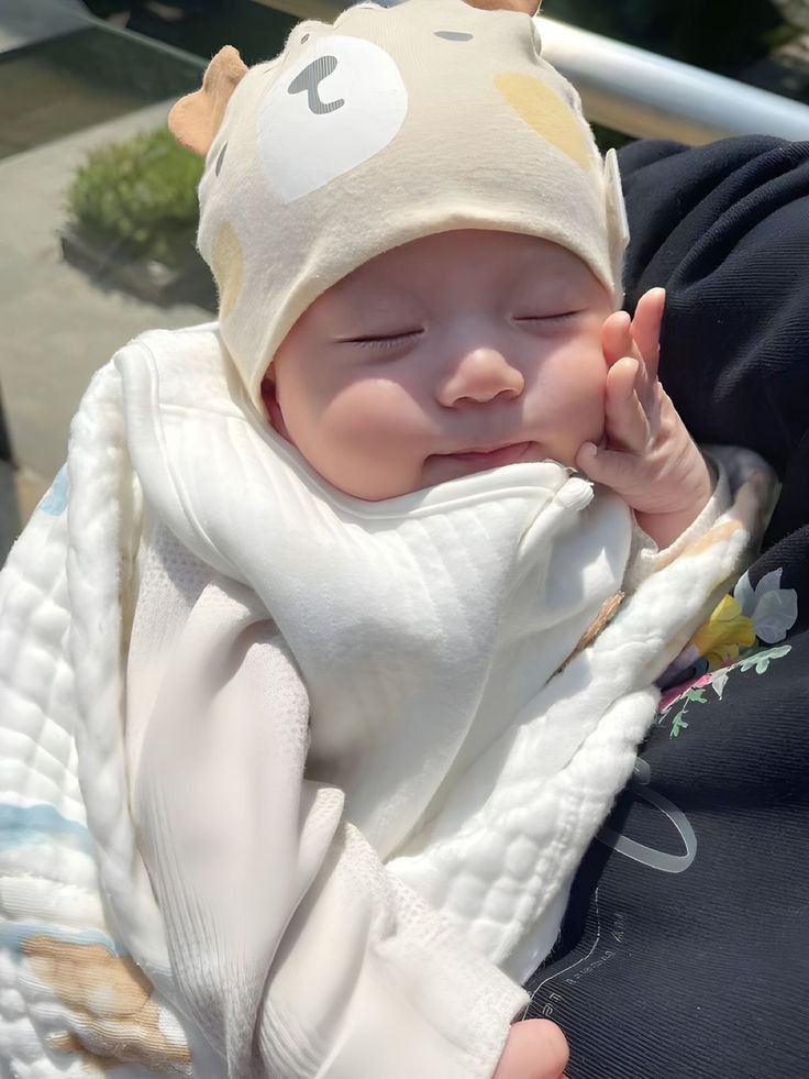 Hình Ảnh Em Bé Sơ Sinh Dễ Thương 7