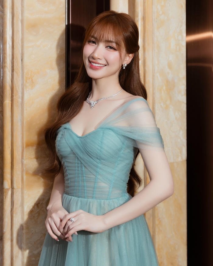 ảnh Hòa Minzy bikini 18