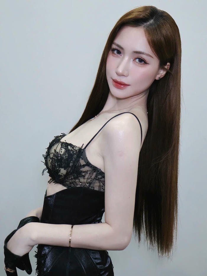 ảnh Hòa Minzy bikini 19