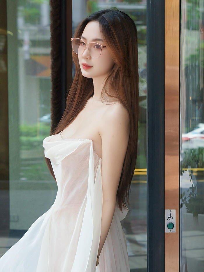 Lê Nguyễn Bảo Ngọc bikini 17