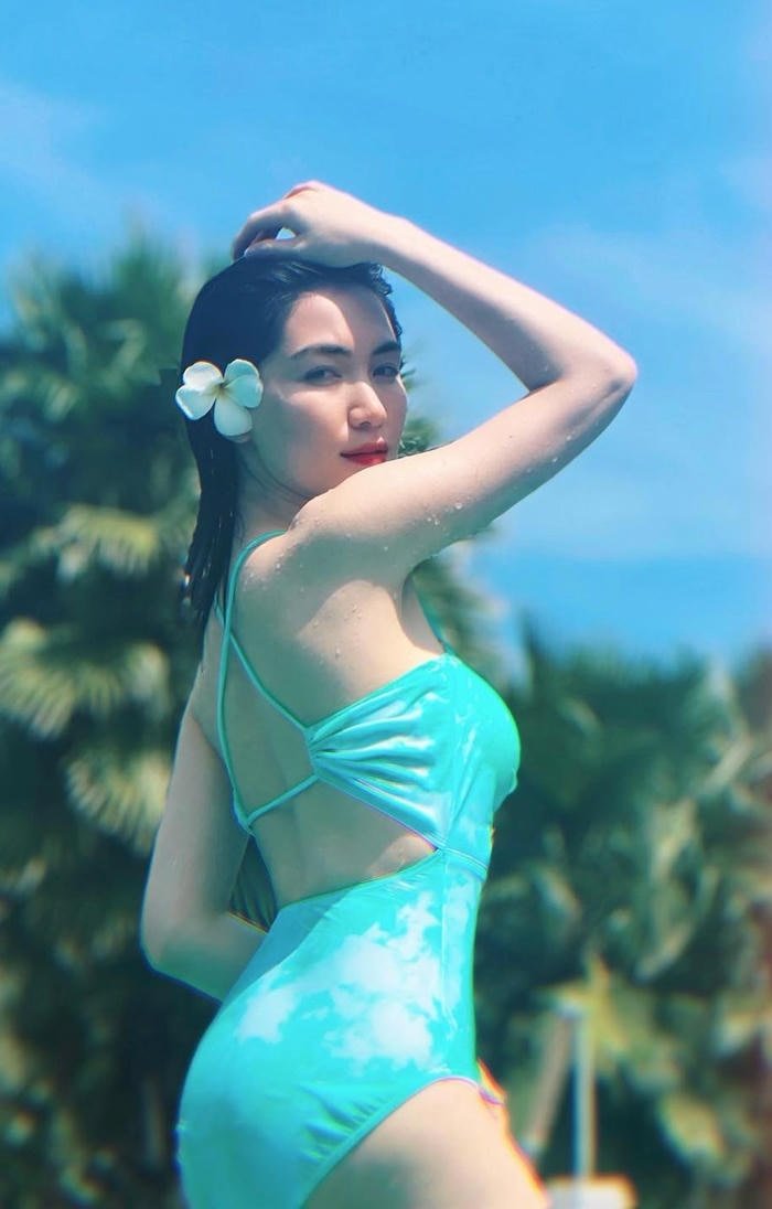 ảnh Hòa Minzy bikini 35