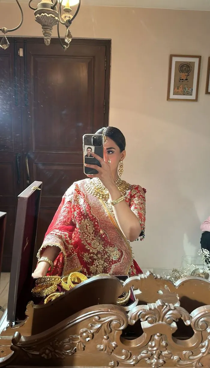 Attractive Instagram Hidden Face DP for Girls 45