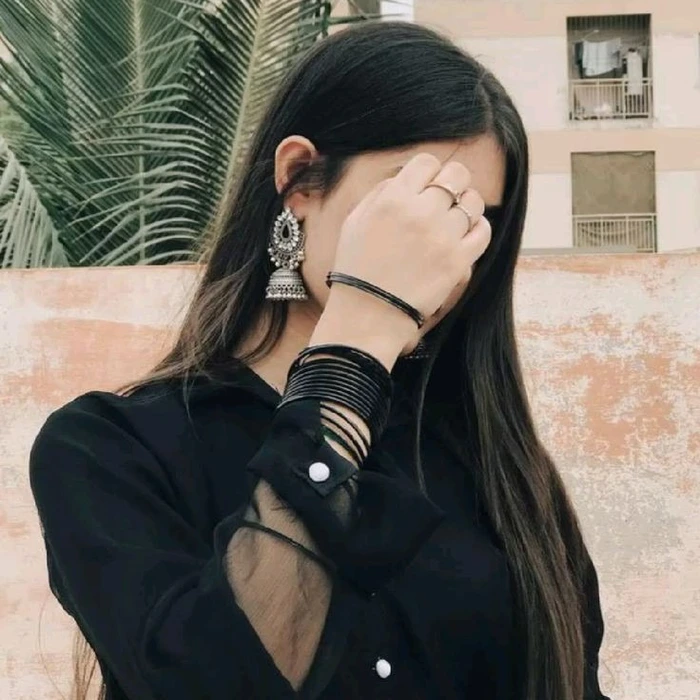 Attractive Instagram Hidden Face DP for Girls 47