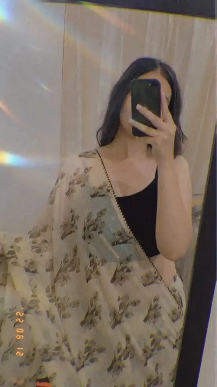 Attractive Instagram Hidden Face DP for Girls 57