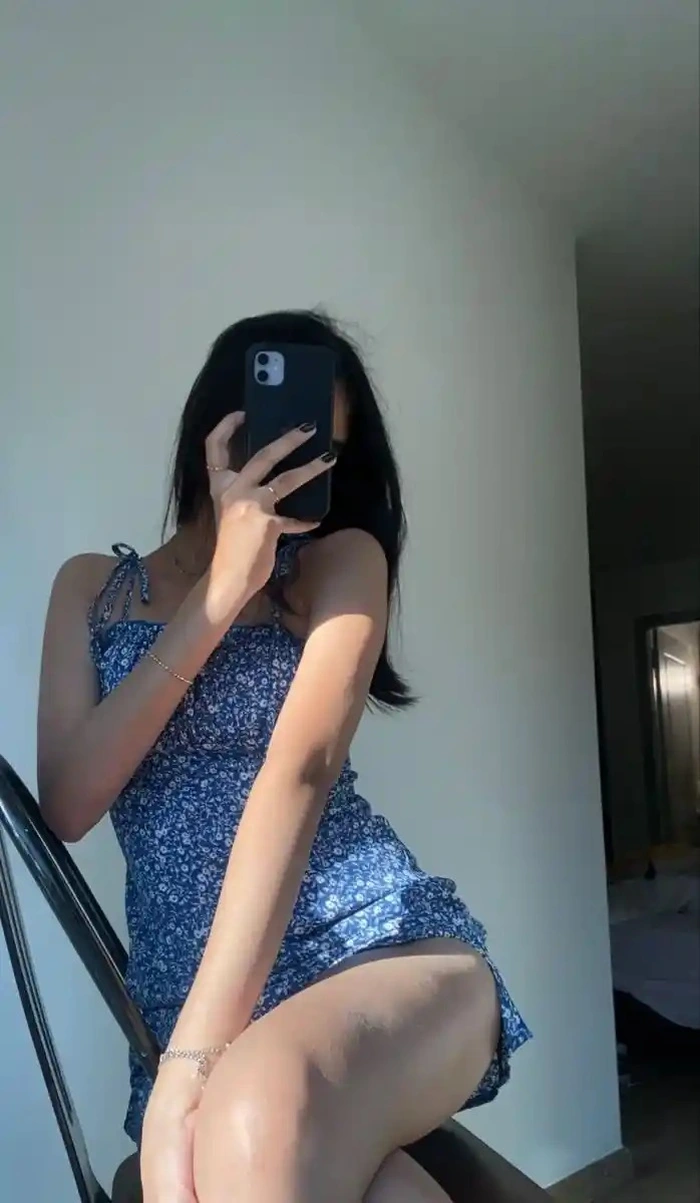 Attractive Instagram Hidden Face DP for Girls 60