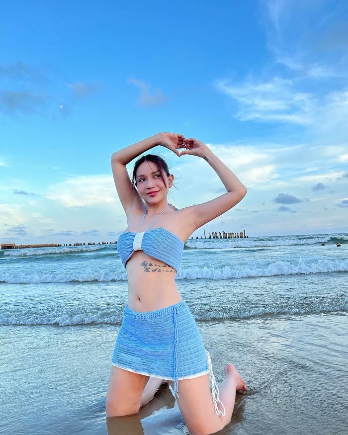 Khả Như bikini 32