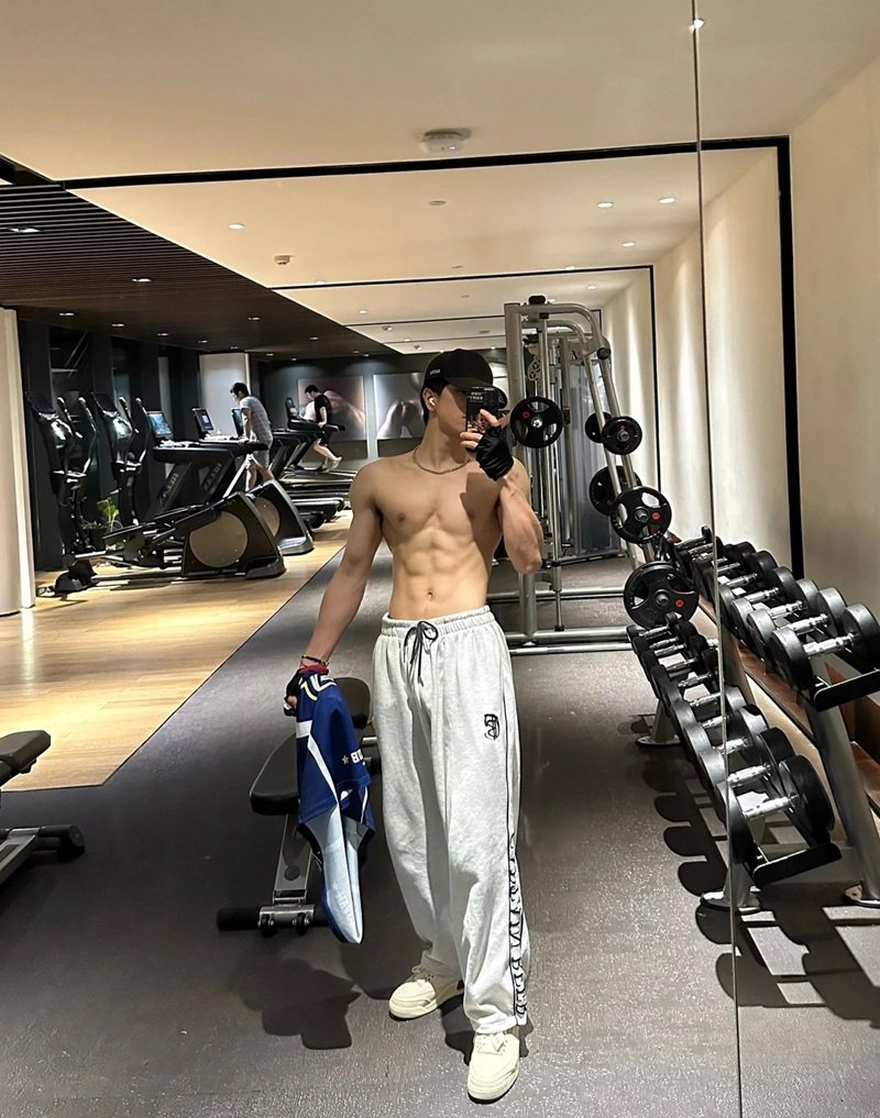 ảnh trai đẹp sáu múi 37